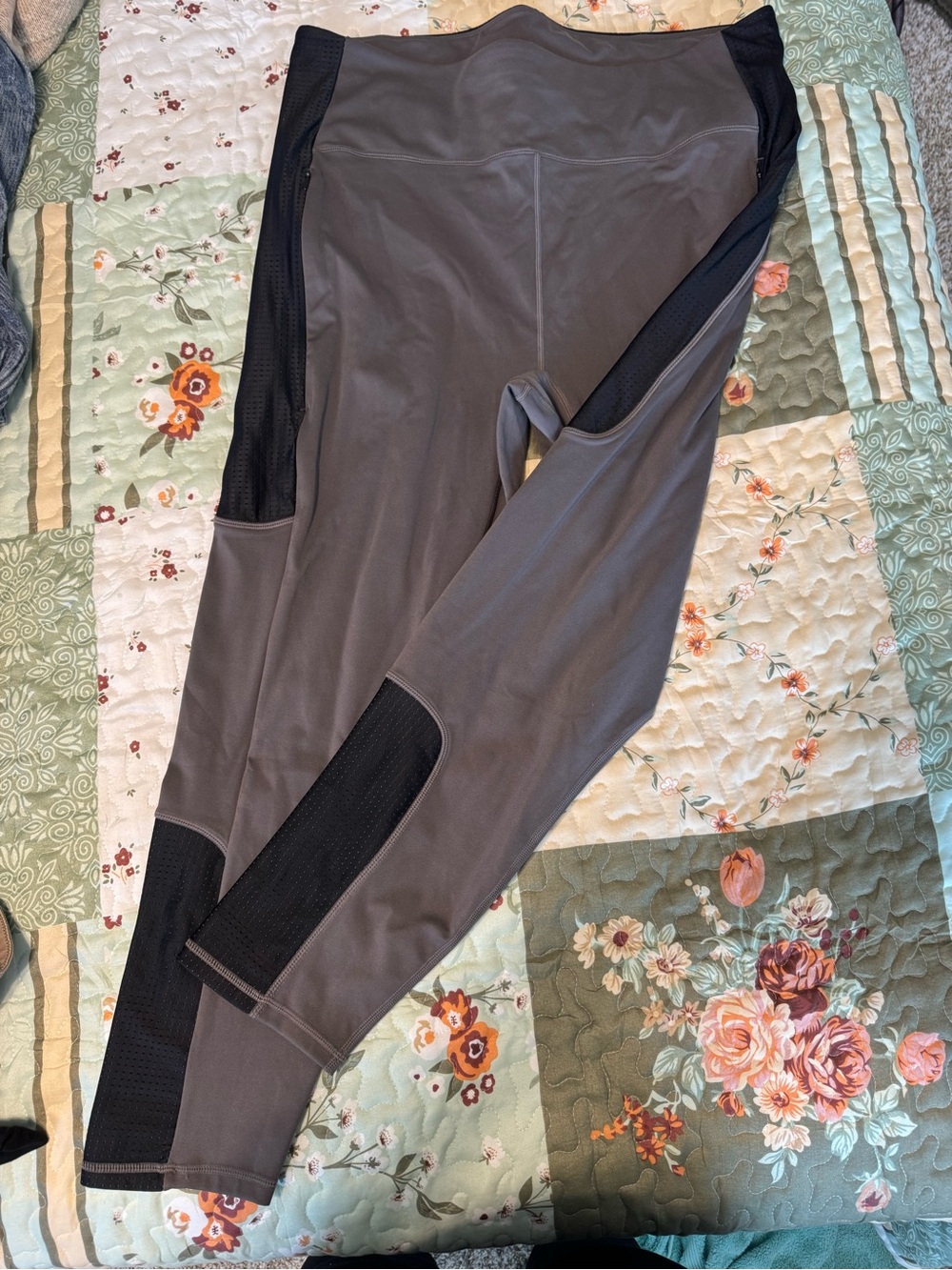 Fabletics Motion365 Gray Athletic Leggings with Black Mesh Panels & Pockets - Picture 2 of 9